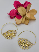 Load image into Gallery viewer, Earrings Flower
